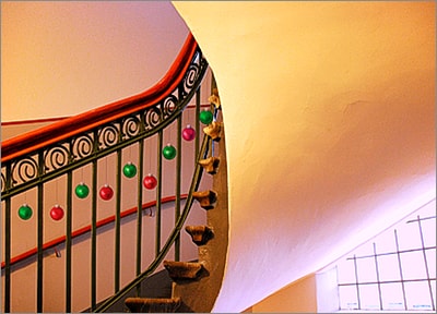 Stairway w Ornaments (Glossy White) 